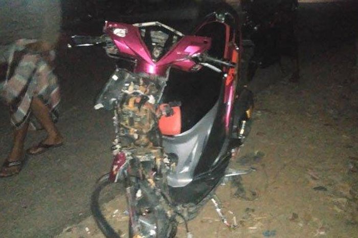 Adu moncong sepeda motor di Jalan Raya Desa Pakong, Kecamatan Pakong, Pamekasan, menewaskan dua pengendara motor, Jumat (7/6/2019). 
