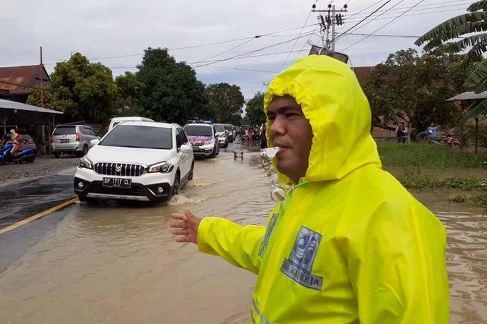 Anggota Satlantas Polres Sidrap, mengurai kemacetan di lokasi banjir jalur Trans Sulawesi.