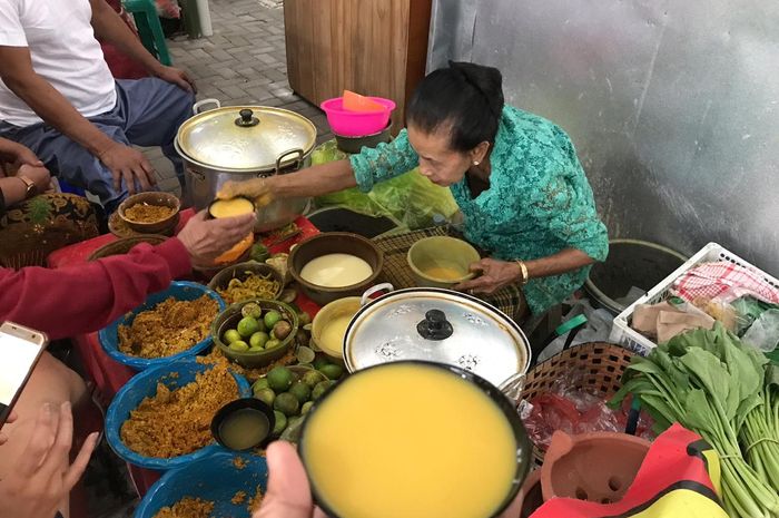 Jamu Mbah Sis dihidangkan di gelas batok kelapa