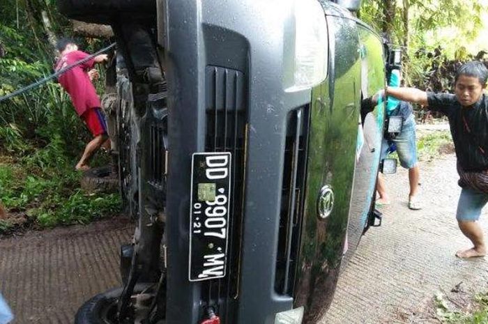 Pikap Daihatsu Gran Max yang terbalik di Toraja