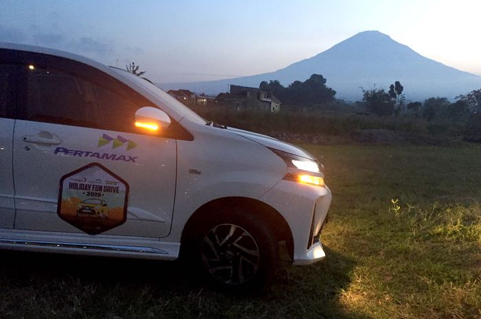 Sedikit menikmati senja yang terlambat dengan latar belakang Gunung Sindoro, Jawa Tengah bersama Toyota Avanza 1.5 Veloz AT di Temanggung