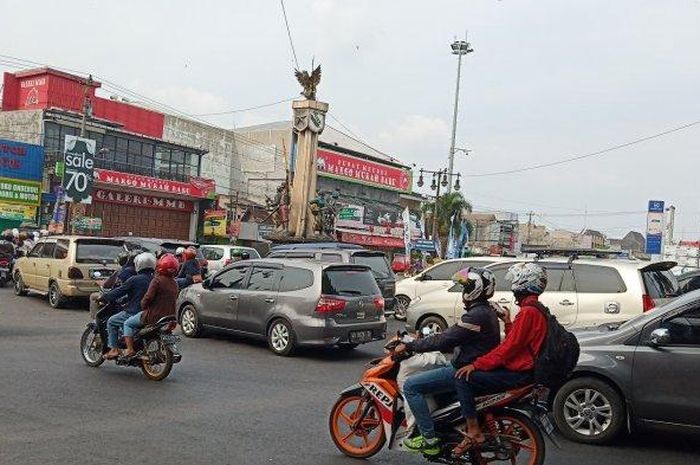 Kondisi lalu lintas di Simpang Tugu Kartasura, Sukoharjo, Jawa Tengah mulai lancar