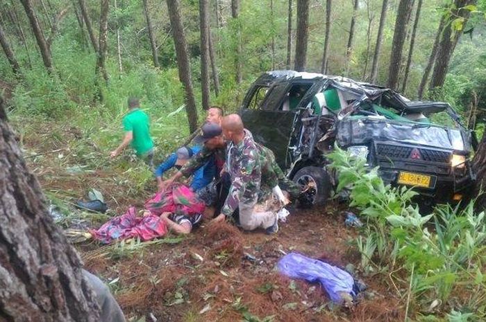 Mitsubishi L300 yang ditumpangi rombongan siswa Diktukbareg Rindam IM dari Agara tujuan Banda Aceh, terjun ke jurang di Ise-ise, Galus, Sabtu (8/6/2019). 