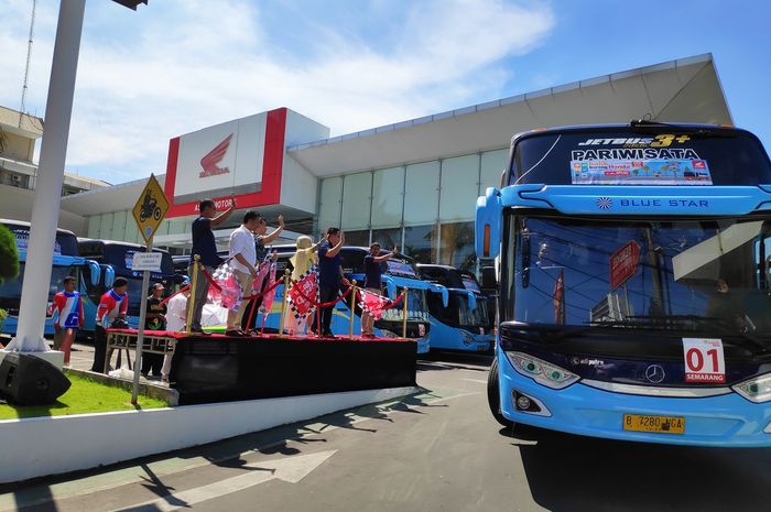 Balik Bareng Honda: Jajaran manajemen Astra Motor Jateng dan AHM mengantarkan 10 bus dan 4 truk berisi sepeda motor peserta Balik Bareng Honda kembali ke perantauan dari kantor Main Dealer Astra Motor Jateng pada Senin, 10 Juni 2019.