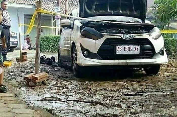 Toyota Agya dibakar orang iri