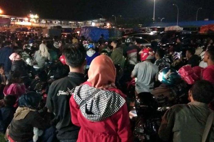 Kepadatan pemudik di Pelabuhan Bakauheni, Lampung dini hari tadi Senin (10/6/2019).