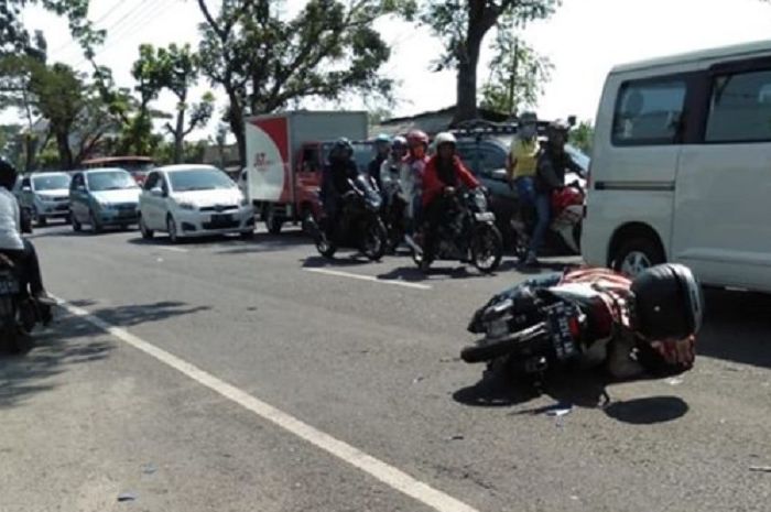 Pengendara Honda Vario meninggal dunia usai tabrakan lawan Yamaha V-Ixion.