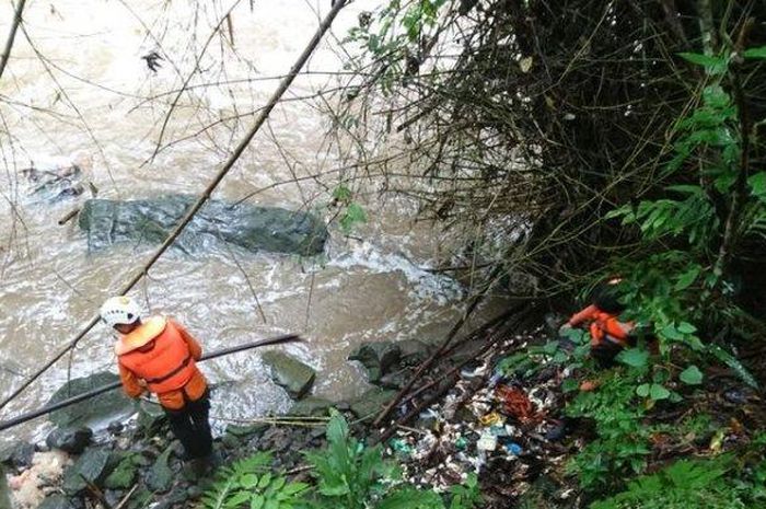 Tim SAR Limapuluh Kota melakukan pencarian korban kecelakaan mobil Innova masuk jurang di PLTA Agam, Senin (10/6/2019) 