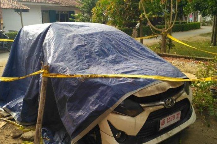 Kondisi mobil yang terbakar saat ini di berikan garis polisi 