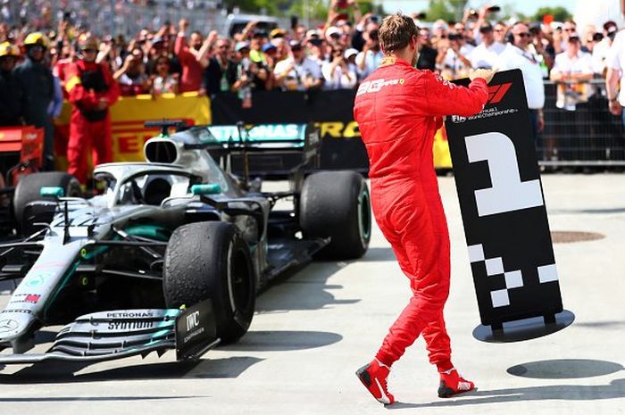 Tidak terima, Sebastian Vettel memindahkan tanda nomor 1 dari depan mobil Lewis Hamilton ke depan mobilnya usai balapan F1 Kanada