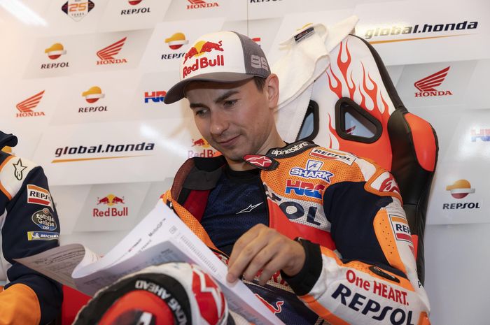 Pembalap Repsol Honda, Jorge Lorenzo memberikan masukan untuk membantu perkembangan motor RC213V miliknya