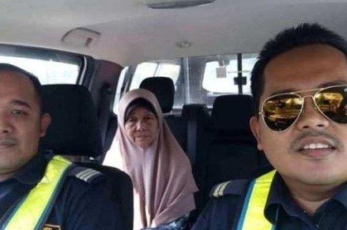 Nenek berusia 73 tahun bersama petugas Jalan Raya di Malaysia saat diantar menuju kantor Polisi.