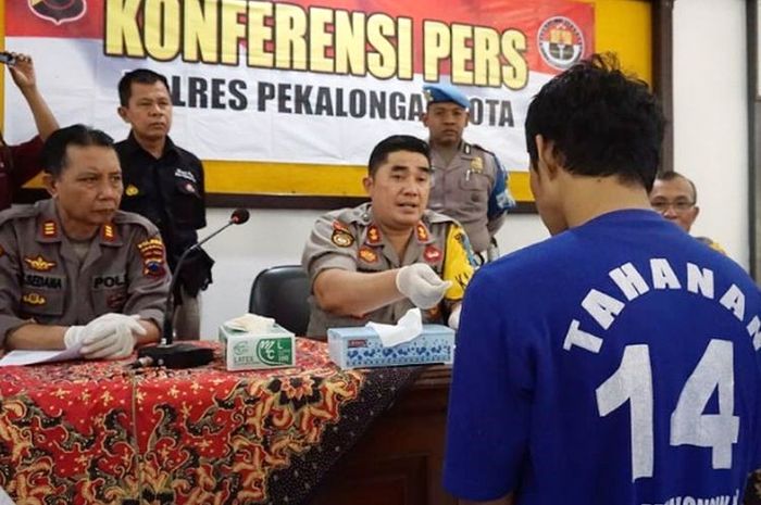 F tersangka kasus pembakaran mobil Toyota Agya di Pekalongan, Jawa Tengah saat diinterogasi di Polres Pekalongan Kota.