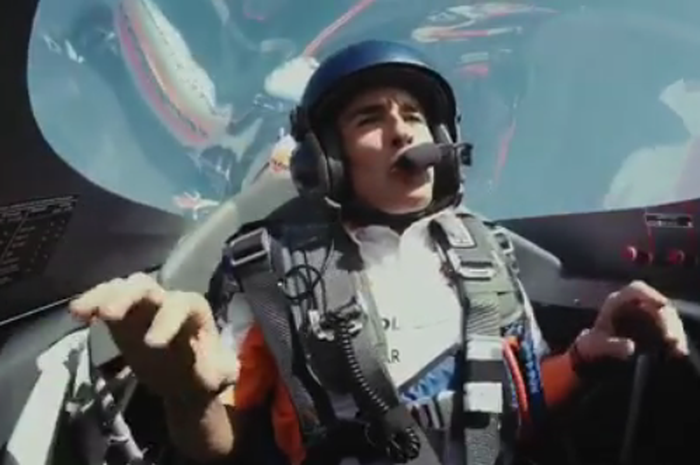 Marc Marquez naik pesawat akrobatik
