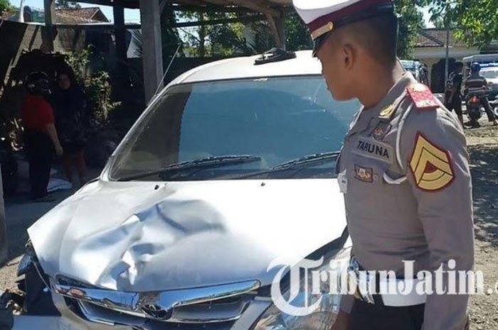 Kondisi bagian depan Toyota Avanza ringsek setelah menabrak dua motor di Jalan Mahakam, Kota Blitar