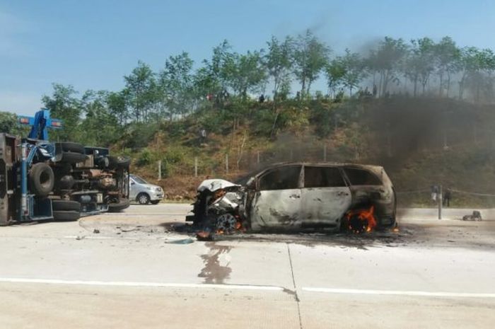 Kijang Innova terbakar setelah menabrak truk pengangkut pisan dan kelapa