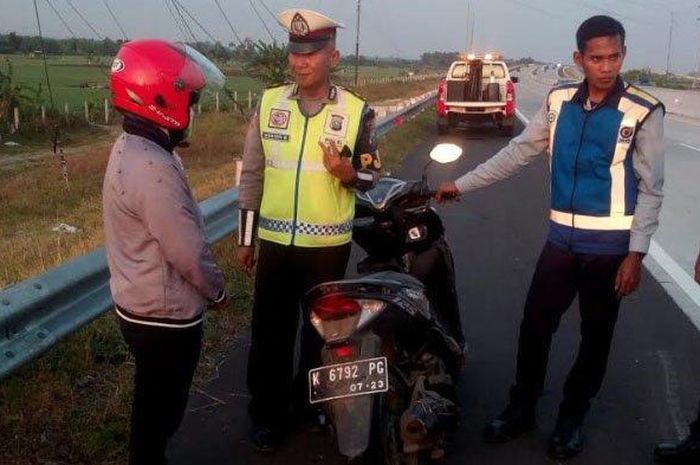 Wanita naik Honda Vario yang masuk jalan tol diamankan petugas