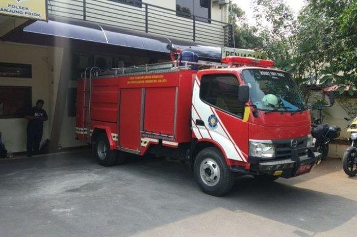 Truk pemadam kebakaran milik Sudin Jakarta Utara yang dicuri oknum PNS buat ngejar absen pagi