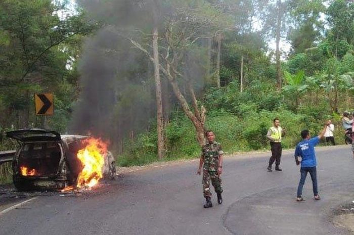 Nissan Grand Livina terbakar di Jl Trenggalek-Panggul, Jawa Timur