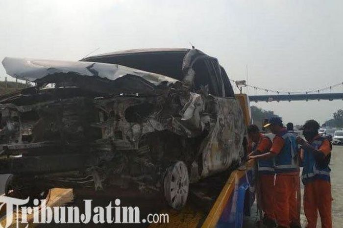 Petugas Jasa Marga Tol Pandaan-Malang sedang menderek Toyota Innova seusai terlibat kecelakaan dengan truk Colt Diesel di Kilometer 70, Rabu (12/6/2019).  