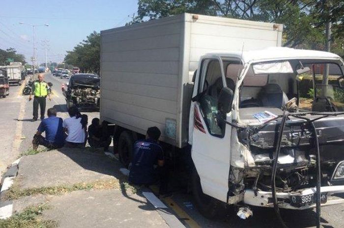 Kecelakaan lalu lintas terjadi di Arteri Yos Sudaso (Jalan Pantura), Semarang Utara, Kota Semarang, Jawa Tengah, Kamis (13/6/2019).