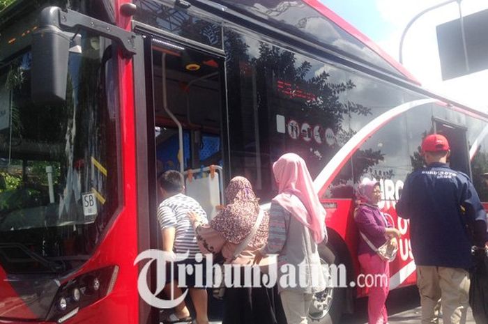 Suroboyo Bus saat melayani penumpang di Terminal Purabaya Surabaya, Senin (9/4/2018). 