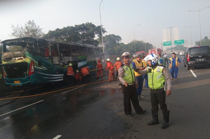 Bus dari Perusahaan Otobus (PO) Mekar Prima bernomor polisi A 7542 ZM hangus terbakar di ruas Tol Jakarta Lingkar Baratsatu