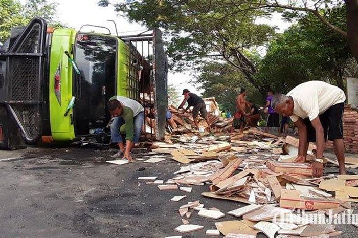 Sebuah truk bermuatan keramik terguling di Jalan Raya Pantura Pasuruan-Probolinggo, Kamis (13/6/2019) pagi.