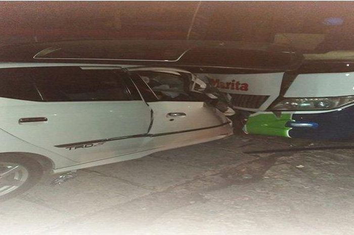 Bus Marita bertabrakan dengan Toyota Agya di Cianjur (12/6/2019) 