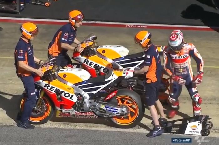 Marc Marquez ketika ingin melakukan penggantian motor di MotoGP Barcelona 2017