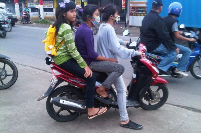 Ilustrasi bonceng motor bertiga