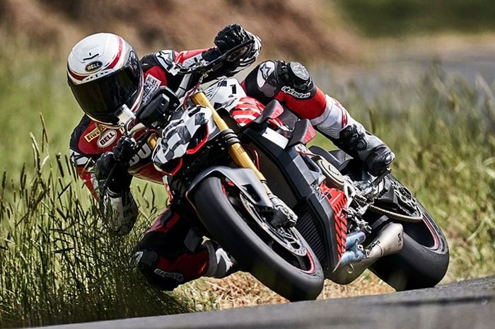 Carlin Dunne riding naik Ducati Streetfighter V4 