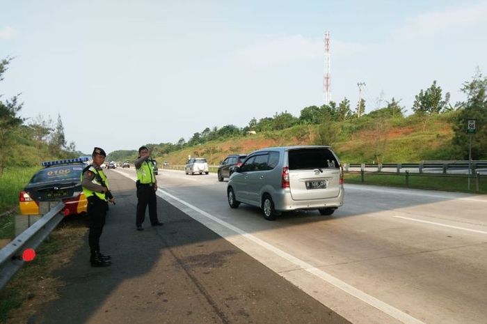 Brigadir Erik Iskandar dan rekannya saat bertugas sebagai petugas QR di Tol Cipali, Subang, saat arus balik Lebaran 2019. 