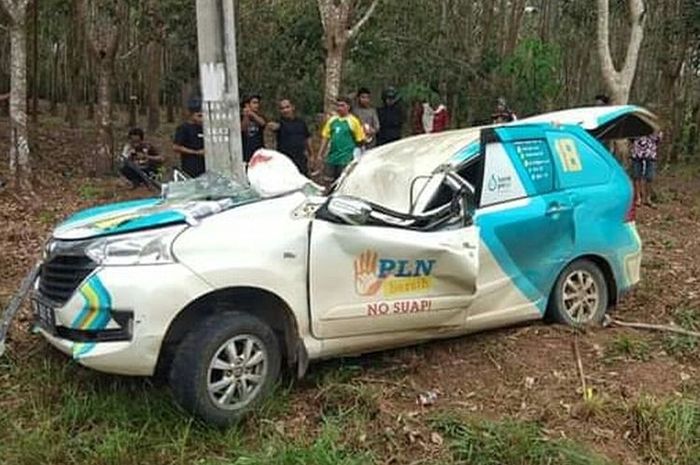 Toyota Avanza ringsek mengalami kecelakaan tunggal 