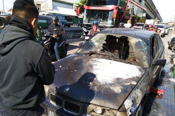 BMW 320i dilumat api di kolong flyover Palur, Karanganyar, Jawa Tengah