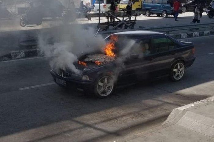 mobil BMW terbakar di Solo (TribunSolo.com/Ryantono)