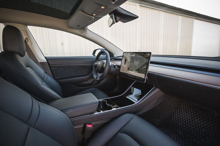 Interior Tesla yang tanpa menggunakan bahan kulit