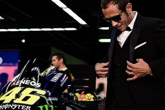 Valentino Rossi dan pembalap lainnya berdandan dengan tuzedo jelang MotoGP Barcelona