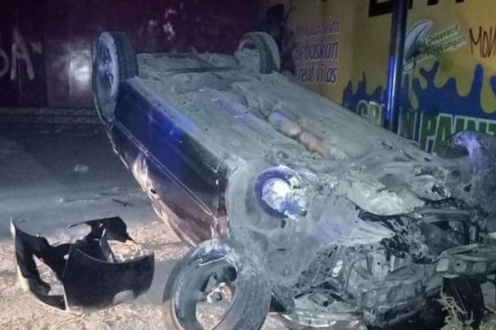 Toyota Vios terbalik usai banting setir menghindari motor tanpa lampu