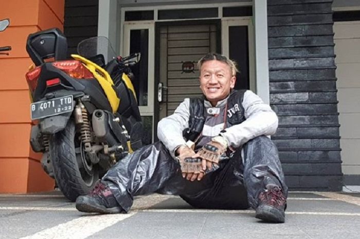 Sandy Pas Band ternyata hobi turing, motor kesayangannya Yamaha XMAX.
