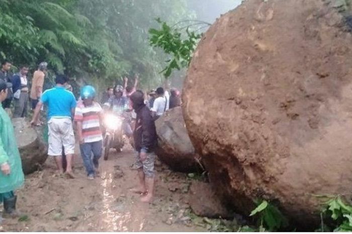 Petugas memberlakukan jalur buka tutup