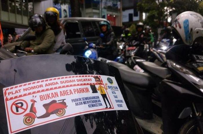 Satlantas Polrestabes Bandung kembali menilang sejumlah kendaraan yang parkir di Jalan LLRE Martadinata (Jalan Riau), Kota Bandung  