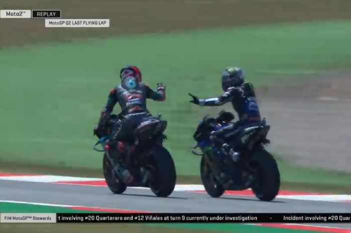 Fabio Quartararo dan Maverick Vinales  usai kejadian di penghujung sesi kualifikasi MotoGP Barcelona