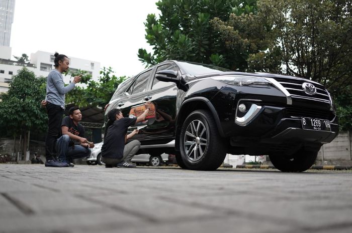 Pemasangan stiker Toyota Fortuner Hidden Beach di kantor GridOto