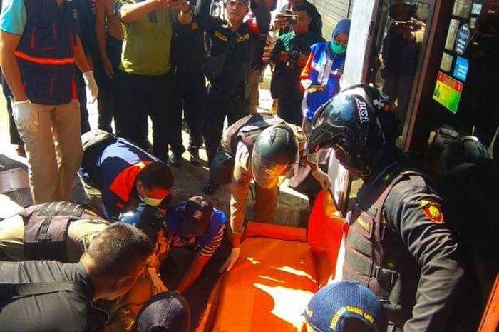 Petugas Linmas, Satpol PP, Dinkes Surabaya mengevakuasi jasad sopir mobil pickup. 