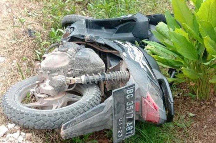 Masyarakat di RT 10 Kelurahan Karya Baru Kecamatan Alang-alang Lebar Palembang, menemukan satu motor Honda BeAT warna hitam BG 3517 ABT, Sabtu (15/6/2019).