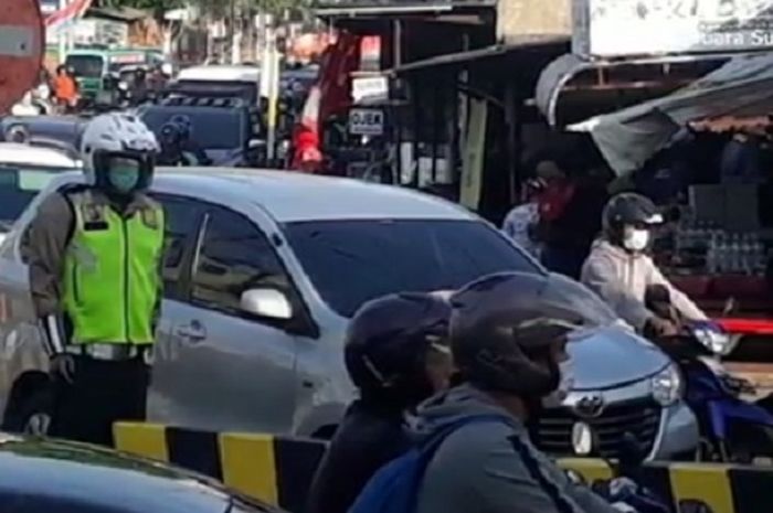 Patung polisi mendadak hidup bikin pengendara motor yang melanggar peraturan  kaget