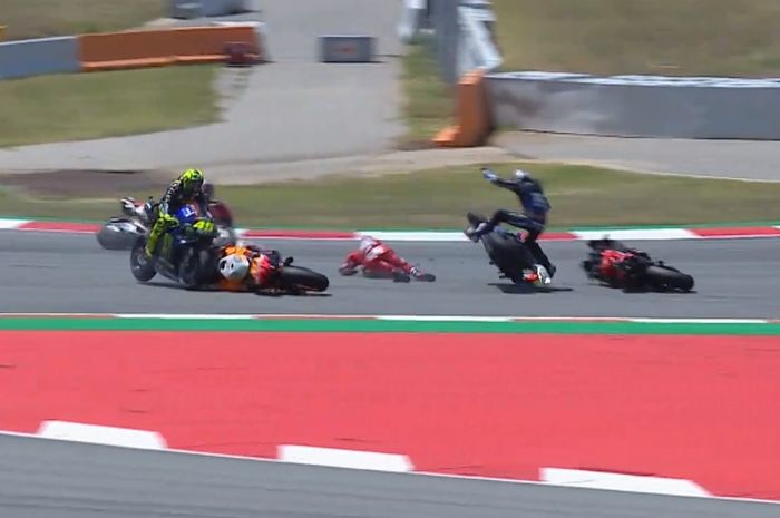 Baru lap ke-2, insiden sangat parah terjadi pada balapan MotoGP Catalunya, Lorenzo seruduk Dovizioso, Vinales dan Rossi