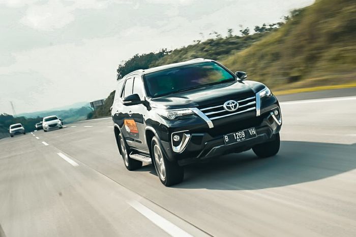 Toyota Fortuner VRZ 4x4 di tol Trans Jawa