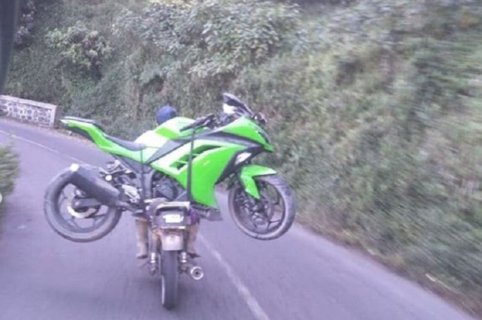 Honda GL Pro gendong Kawasaki Ninja 250 FI di Bromo, Jatim.